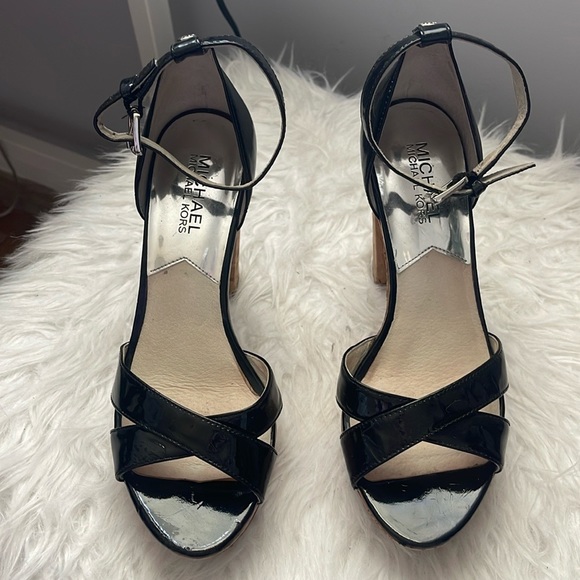 Michael Kors Evelyn patent  platform sandals - Picture 6 of 10